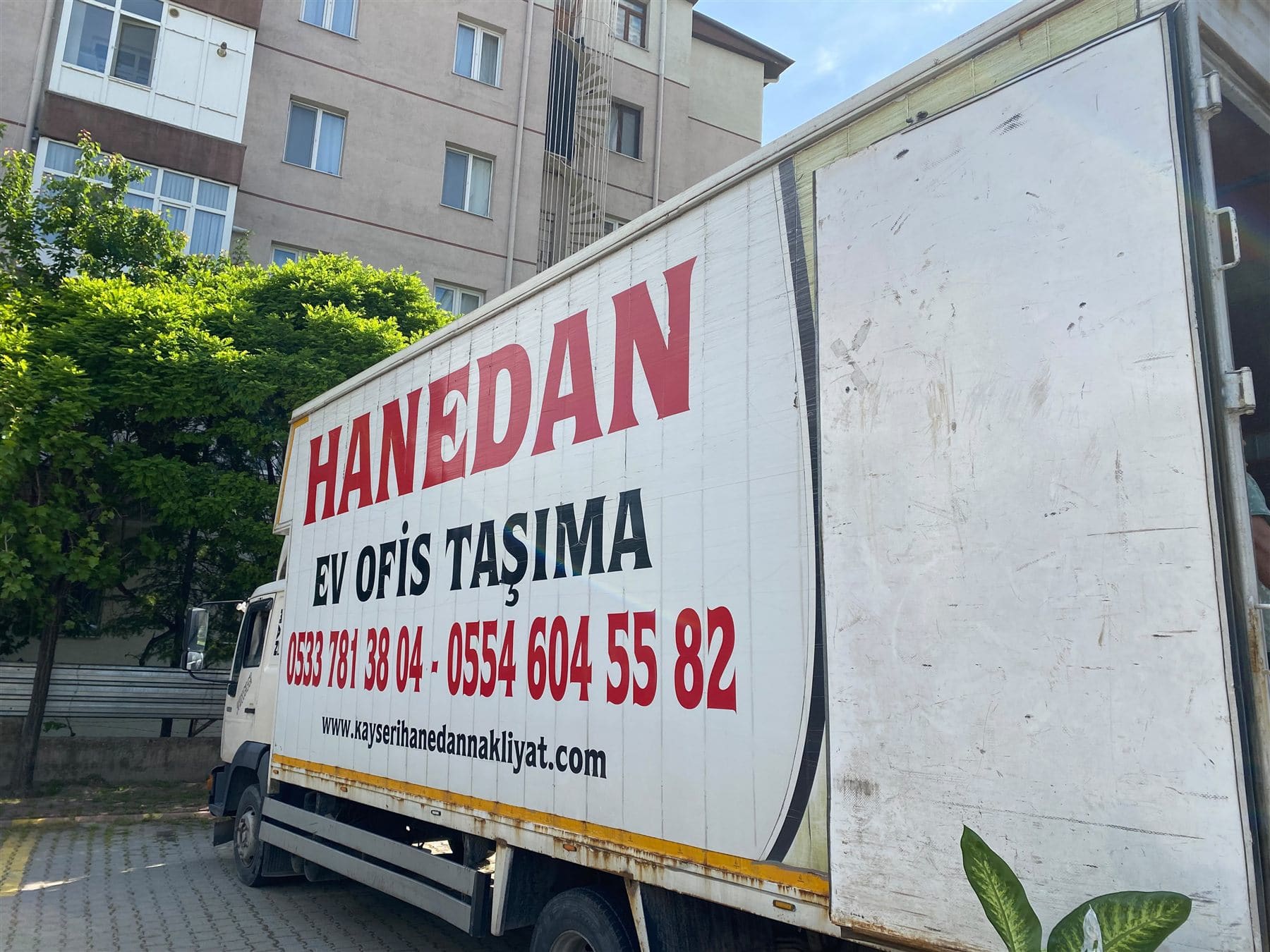 Kayseri Hanedan Nakliyat bina önü taşıma aracı